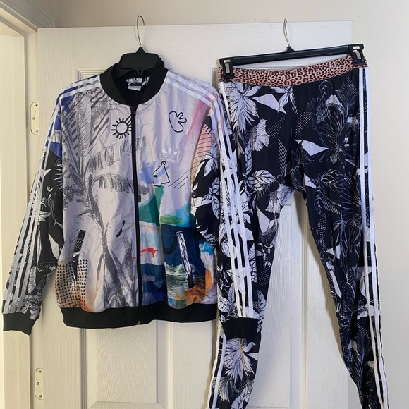 Multi color Adidas sports set light weight - Picture 3 of 4